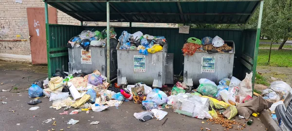 Лучани скаржаться на невивезене сміття (фото)