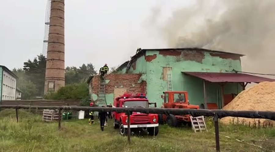 У Луцькому районі спалахнула пожежа на виробництві (фото)