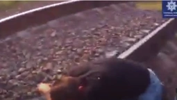 Лежав на колії: у Луцьку чоловіка врятували від самогубства (відео)