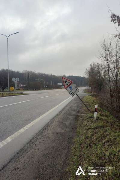 На дорозі під Луцьком вандали збили п’ять стійок з дорожніми знаками (фото)