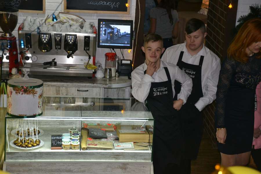 У Луцьку запрацювала кав'ярня «Старе місто» з «сонячними» офіціантами (фото)