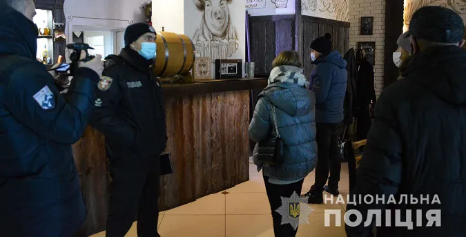У Луцьку шукали підроблені ковід-сертифікати у барах і магазинах (фото, відео)
