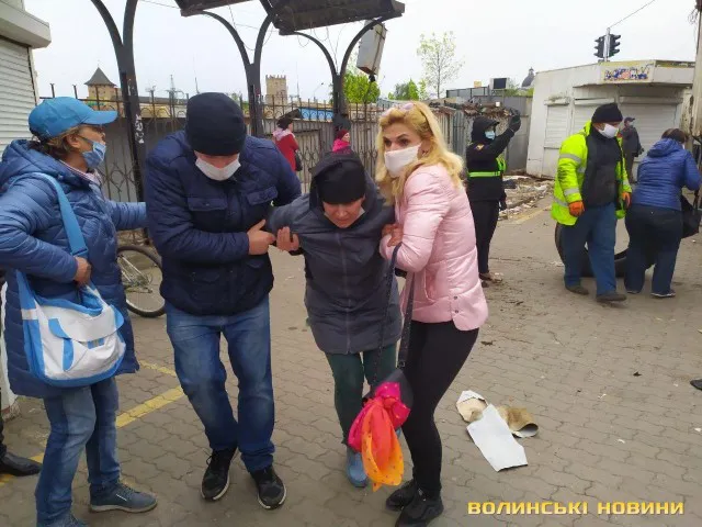 Автомобілем на людей: базарники чинять опір поліції та муніципалам (фото, відео)