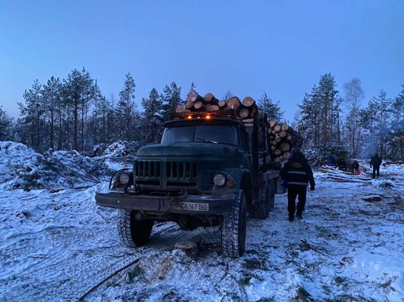На Волині крадіїв лісу залишили без вантажівки та навантажувача (фото)