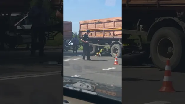 На Волині ДТП: зіткнулися вантажівка та мотоцикл (відео)