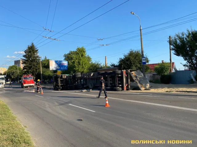 У Луцьку перекинулася вантажівка: вулиця повна зерна, є постраждалий (фото)