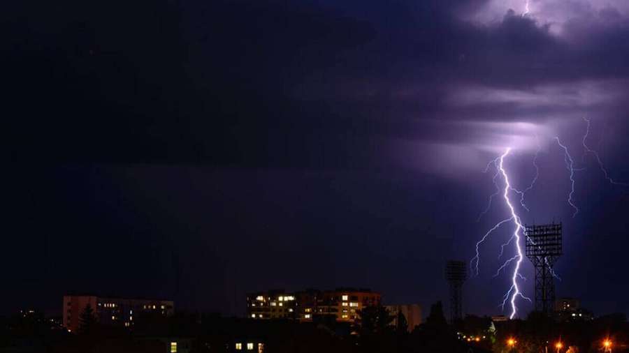 Заворожує: зазнімкували  нічну блискавку у Луцьку (фото)