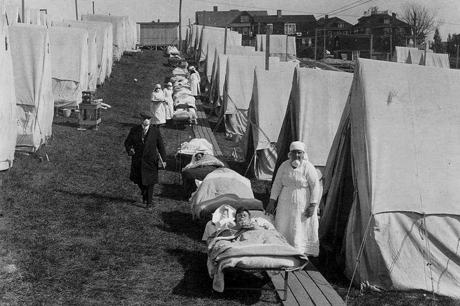 Карантинне наметове містечко для хворих на іспанський грип у Брукліні, штат Массачусетс, жовтень 1918 року.