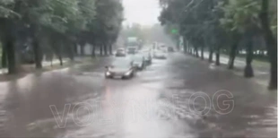 Після легенького дощу у Луцьку знову попливли вулиці (відео)