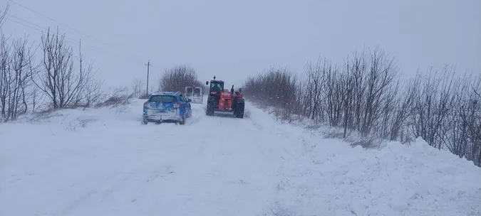 Снігова пастка: на Волині застрягли 14 авто (фото)