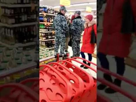 У Луцьку в супермаркеті чоловік відкоркував шампанське і відмовився за нього платити (відео 18+)