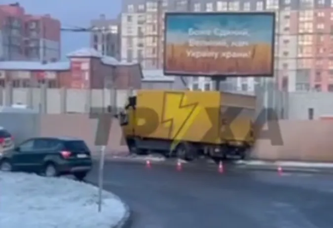Занесло: у Луцьку водій вантажівки «влетів» у паркан (відео)