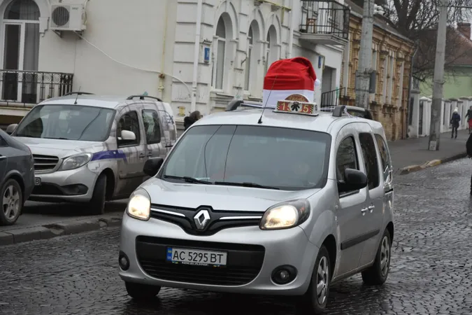 У Луцьку таксисти перетворилися на Святих Миколаїв (фото)