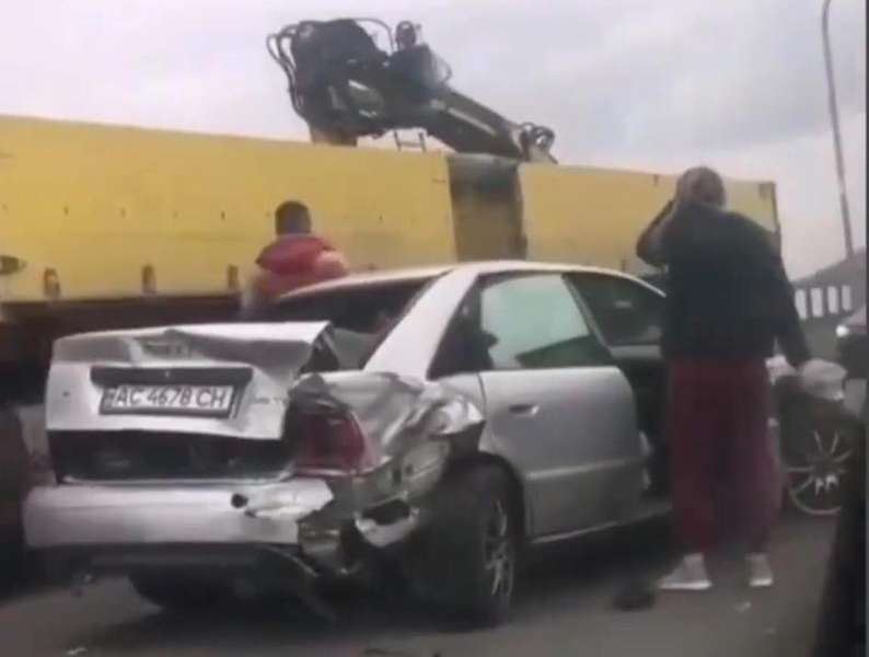 Аварія в Липинах: від зіткнення перекинувся бус (фото,відео)