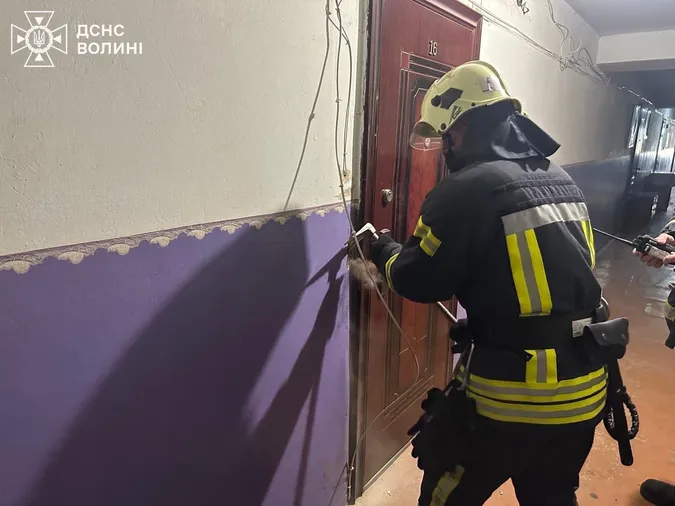 На Волині рятувальники визволили малюка із зачиненої квартири (фото)