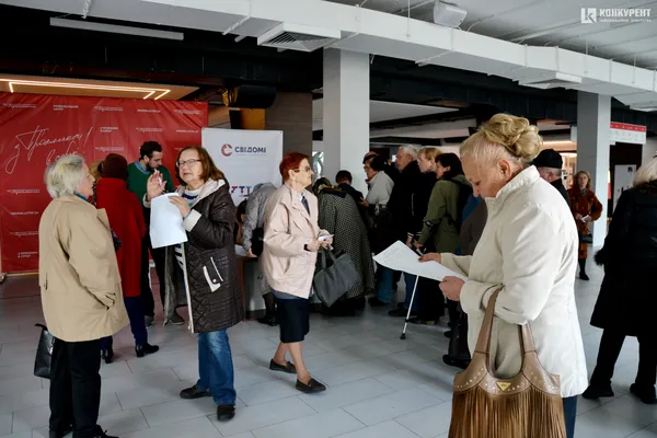 У великому залі «Променя» пенсіонерам влаштували безкоштовний показ рейтингової комедії (фото)