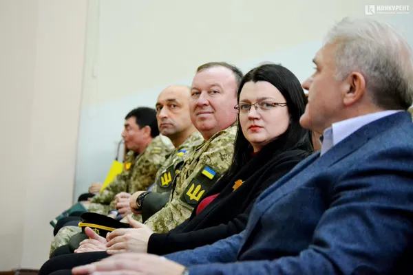 У Луцькому НТУ вручили погони молодшим лейтенантам (фото)