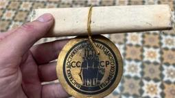 В історичному музеї у Дніпрі відшукали «капсулу часу» при демонтажі люстр (фото)