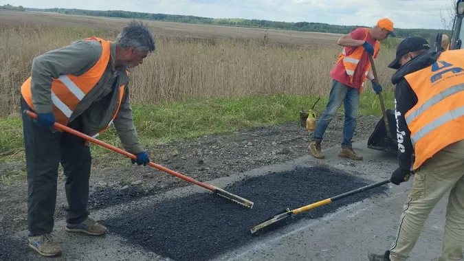 На дорогах Волині триває ямковий ремонт: де працювали дорожники (фото)