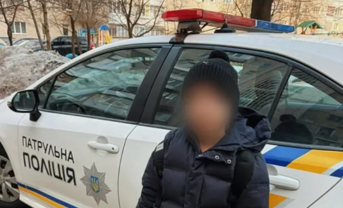 У Луцьку під під'їздом залишили маленького хлопчика (фото)