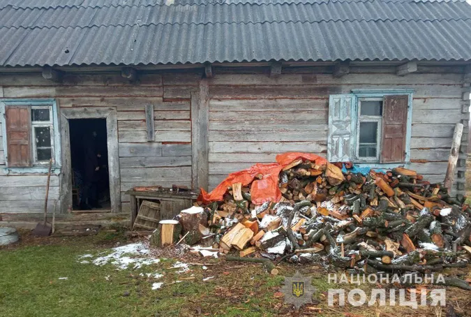 На Волині поліцейські пообіцяли дбати про бабусю, яка живе сама посеред поля (фото)