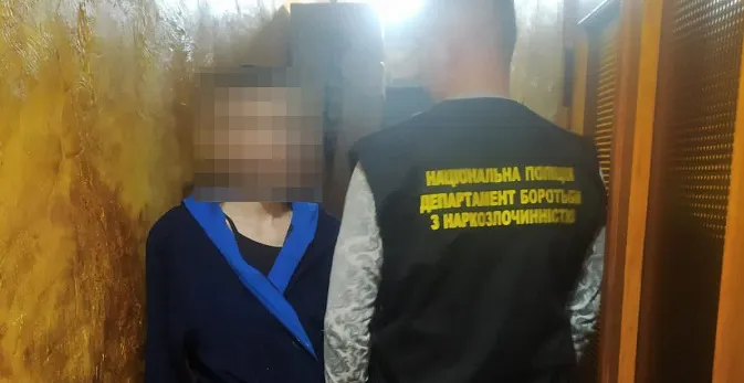 У Нововолинську затримали жінку, яка торгувала наркотиками «з рук у руки» (фото, відео)