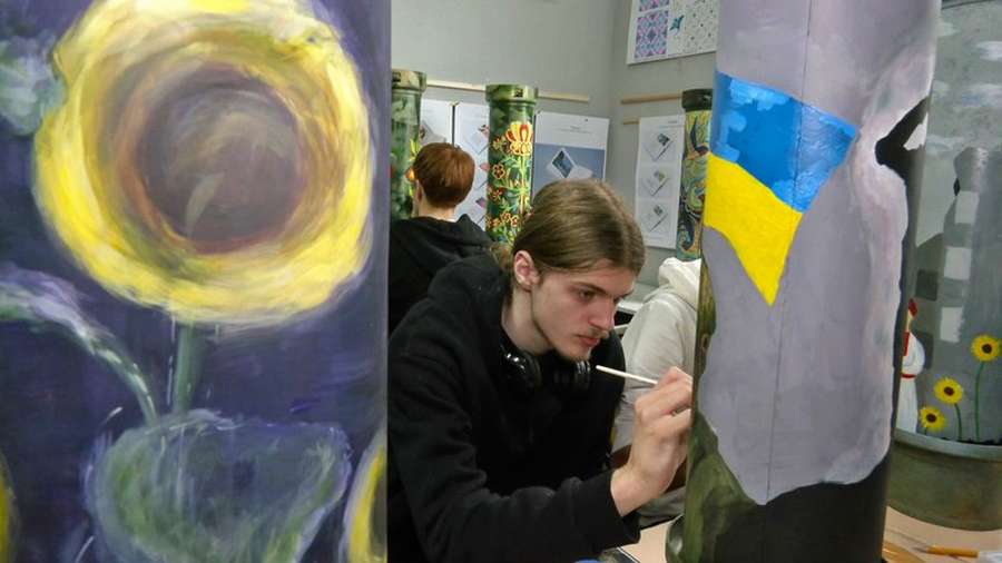 Для благодійного аукціону: у Луцьку студенти розмальовують тубуси від снарядів (відео)