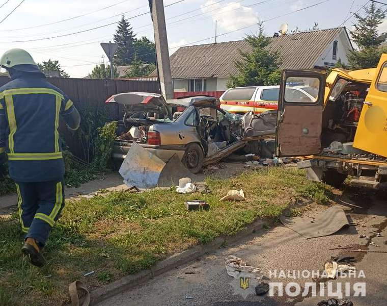 Одна загибла і семеро травмованих: у Нововолинську УАЗ розтрощив Opel (фото, відео)