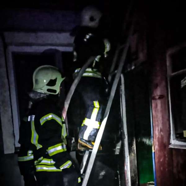 Вигоріли меблі й стіни: у Луцьку через необережне паління зайнявся будинок (фото)