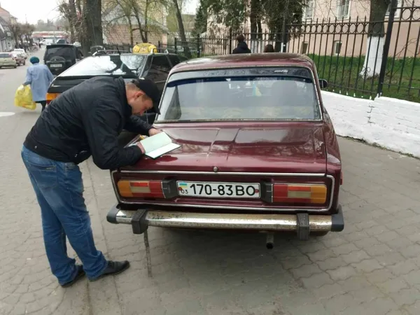Хто не вміє паркуватись: у Луцьку ловили порушників (фото)