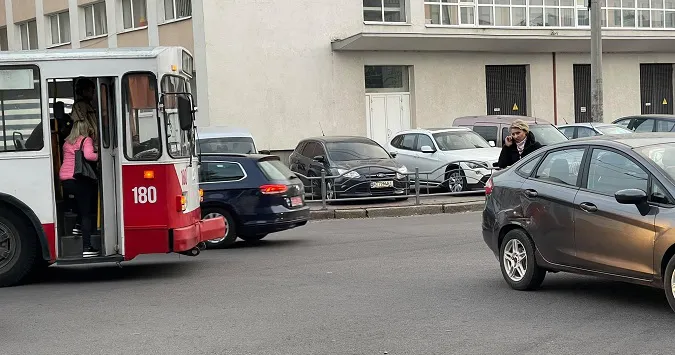 У центрі Луцька тролейбус протаранив авто (фото)