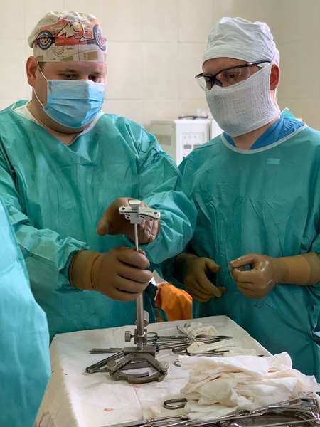 У ковельській лікарні вперше протезували штучний колінний суглоб (фото 18+)