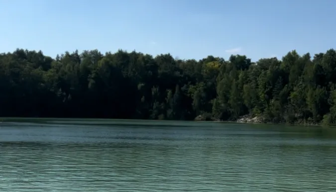 На Волині показали неземної краси озеро з ніжною водою (відео)