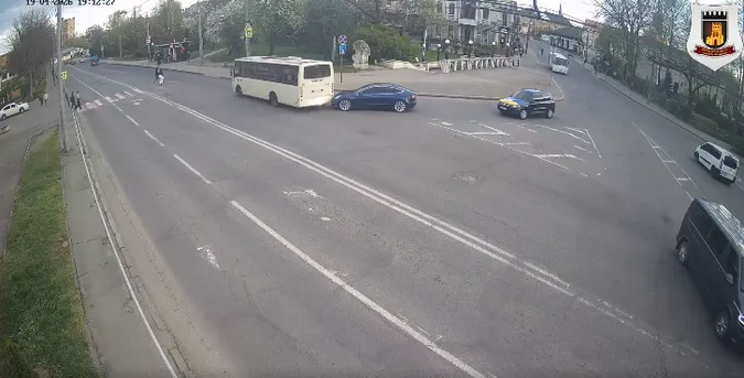 У Луцьку Tesla в'їхала в автобус (відео)