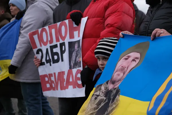 Десятки людей з прапорами та гаслами: у Володимирі вийшли на мирну акцію (фото)