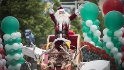 Різдво наступає: фотопідбірка дивовижного параду Сант  