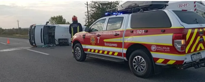 У Володимирі перекинувся бус з людьми (фото, відео)