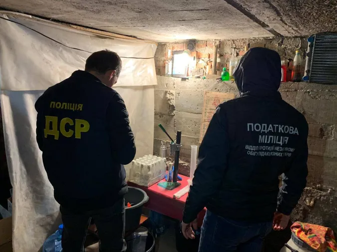 Гори алкоголю: у Луцькому районі виявили підпільний цех (фото)