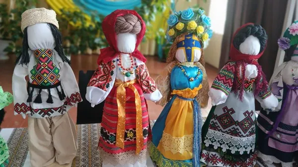 Ляльки-мотанки для перемоги: пенсіонерка з Колодяжного вже 10 років донатить на ЗСУ творчістю