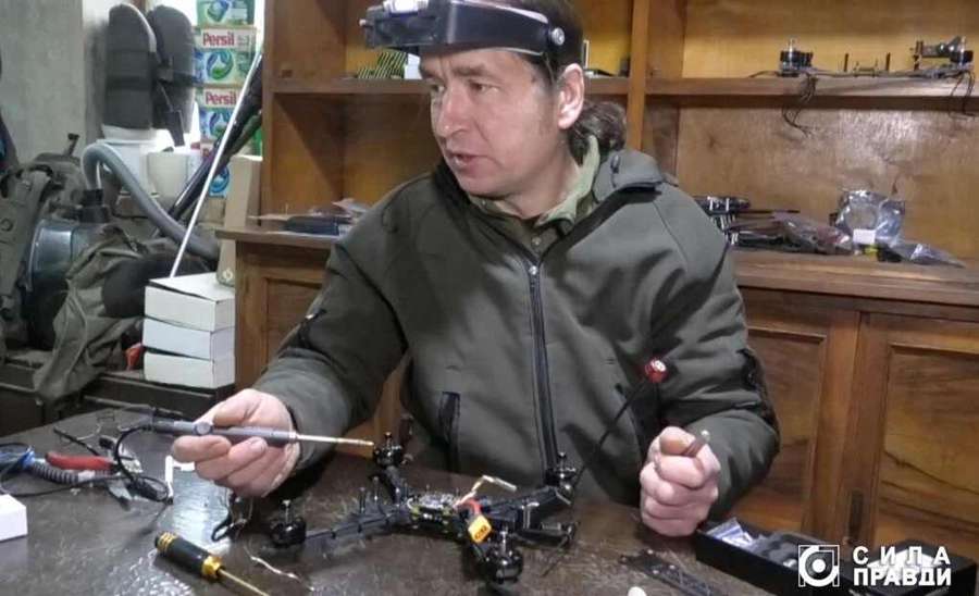 Волиняни паяють десятки FPV-дронів по кухнях та гаражах (відео)