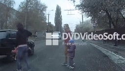 У Луцьку авто ледь не збило матір з дитиною на переході: коментар поліції (відео)