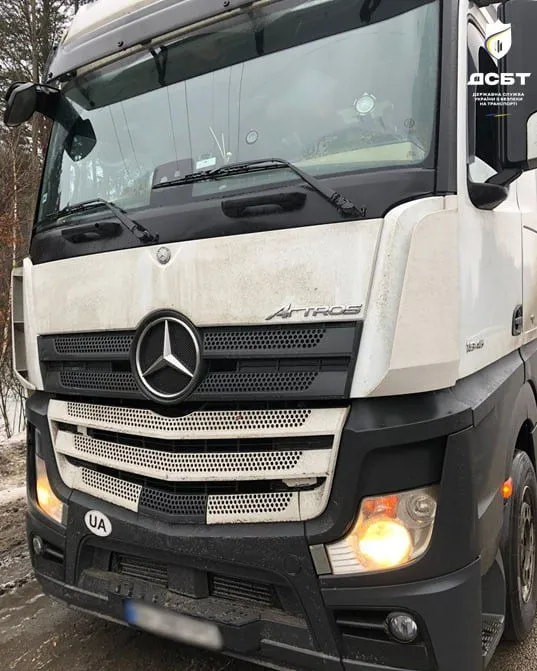 Їхали без пауз і з «чужими» картками: на Волині виявили порушення у водіїв міжнародних рейсів (фото)