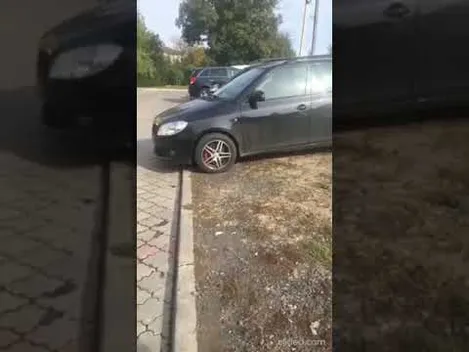 Теремнівська: водії паркуються просто посеред газону (фото, відео)