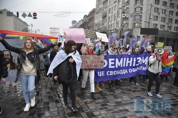У Києві одночасно пройшли «Марш жінок» та «Марш проти абортів» (фото)