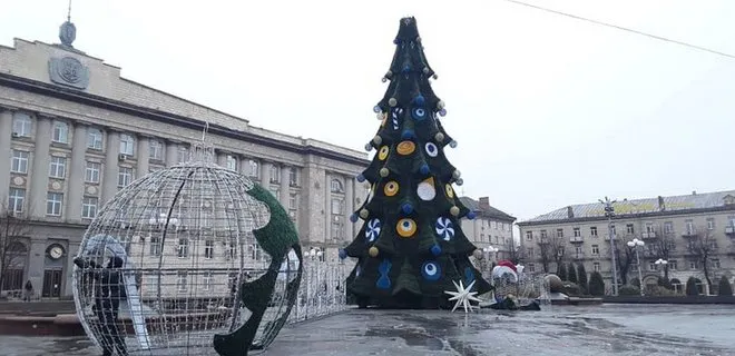 Красуні та страховиська: як виглядають 24 головні ялинки України