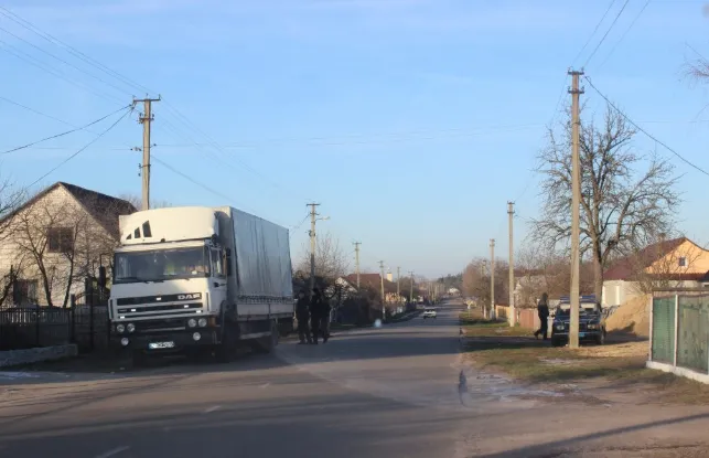 На Волині зупинили вантажівку, яка везла крадену деревину (фото)