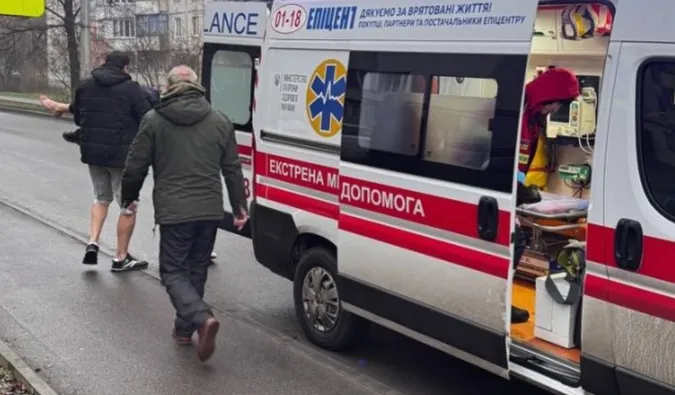 У Луцьку легковик наїхав на 12-річного хлопця: дитину забрала «швидка» (відео)