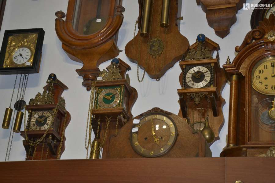 Луцькі годинникарі мають у колекції тисячі унікальних годинників (фото)