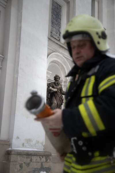 Три пожежні машини та 26 рятувальників: у костелі Петра і Павла в Луцьку працювали вогнеборці (фото)