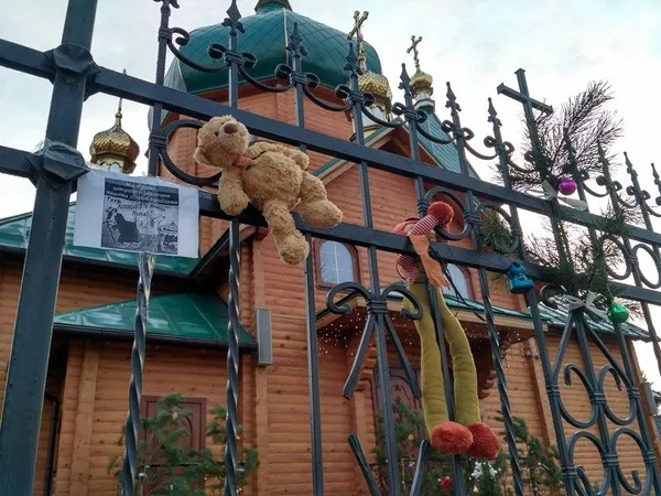 «Геть московського попа»: під церкви Луцька принесли ляльки (фото)